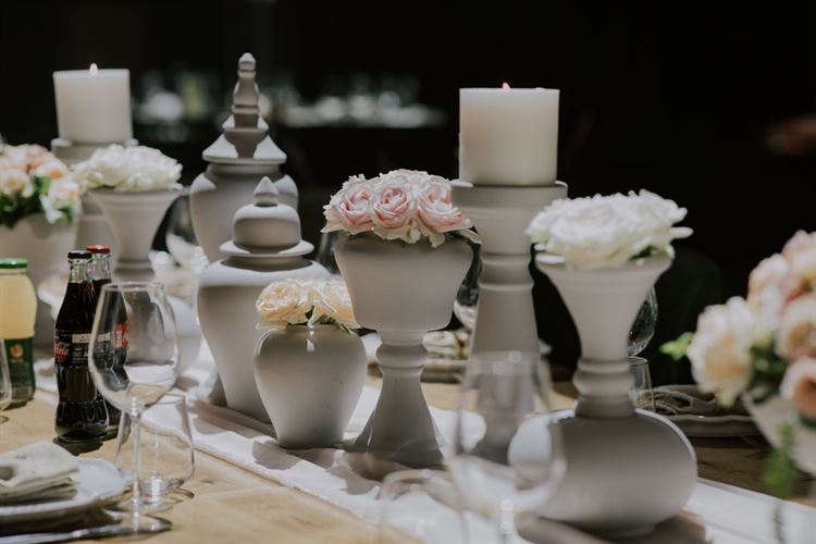 עיצוב השולחנות באולמי אמארה (צילום: חן לוי)