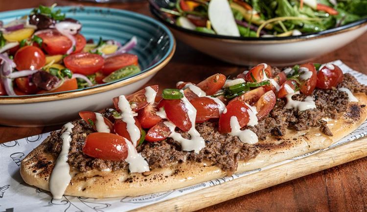 לחמעג'ון עם בשר (צילום: וואלה! מזל טוב)