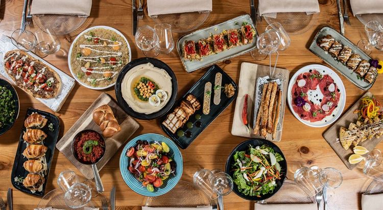 14 מנות שף משובחות המוגשות למרכז השולחן לחוויה משותפת (צילום: וואלה! מזל טוב)