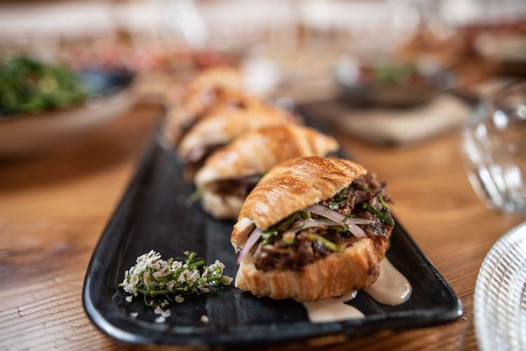 קרואסון אסאדו (צילום: וואלה! מזל טוב)