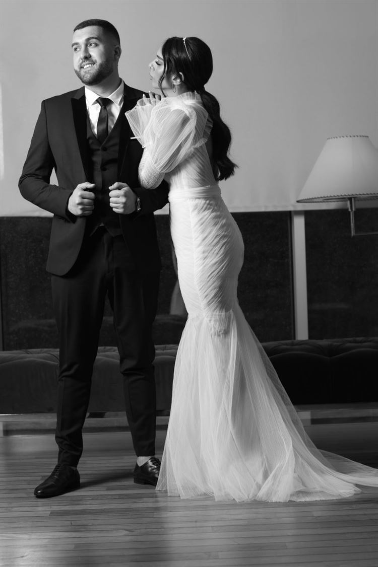 ירין משדר יוקרה בחליפת חתן של דון אמור (צילום: אספוסה צלמים)