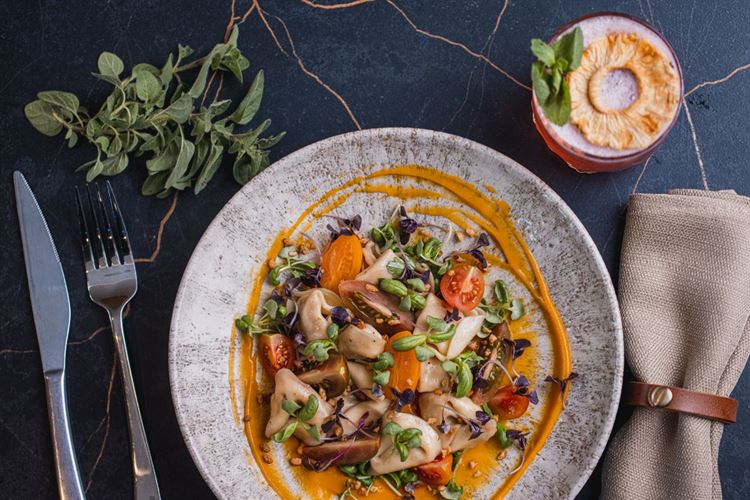 על הצלחת של 