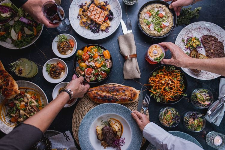 על הצלחת של 