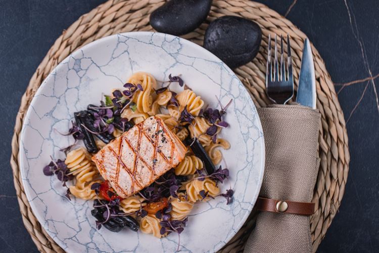 על הצלחת של 