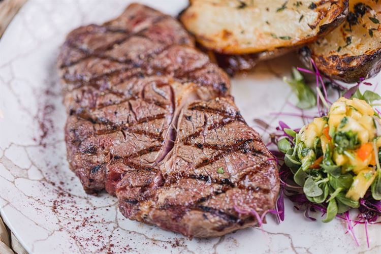 על הצלחת של 