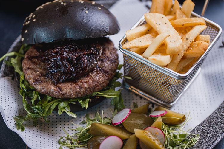 על הצלחת של 