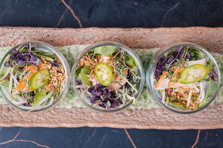 על הצלחת של 