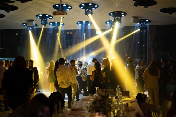 רחבת הריקודים באולם האירועים בשרון (צילום: אלעד סאסי)