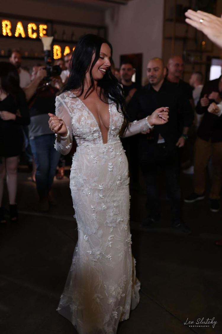 זוהרת. אלונה בשמלת הכלה הראשונה של דור לי (צילום: לב סלוצקי ואלכס מלינסקי)