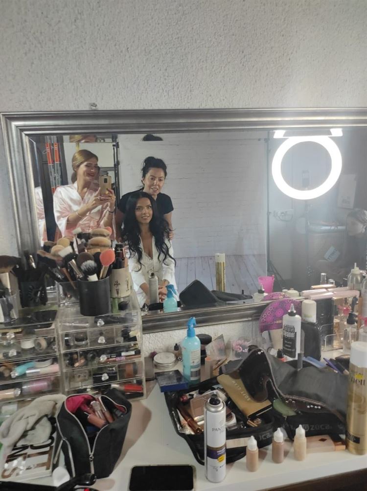 אלונה בהתארגנות לחתונה (צילום: לב סלוצקי ואלכס מלינסקי)