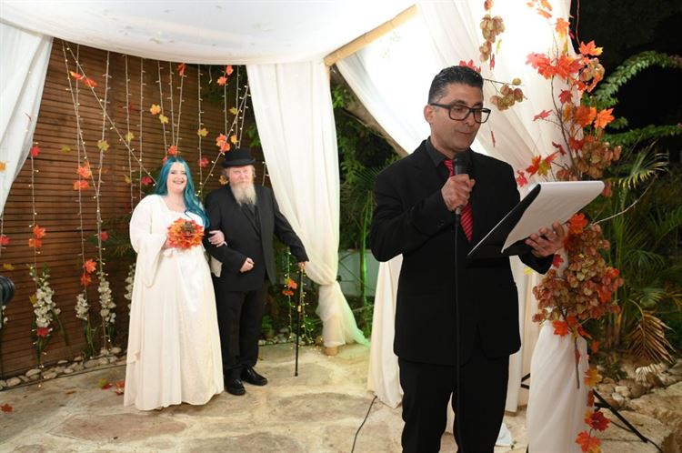 דודו ארז בתפקיד מנחה החתונה (צילום: אלכס ביילי)