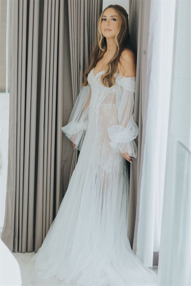 שמלת הכלה הראשונה שלבשה דניאל (צילום: עידן חסון)