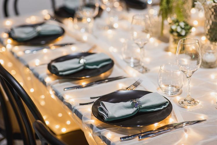 עיצובי השולחנות הטרנדיים ביותר לשנת 2022 (צילום עידן כנפי)