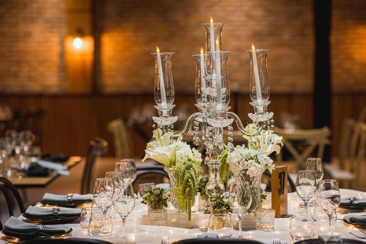 עיצובי השולחנות הטרנדיים ביותר לשנת 2022 (צילום עידן כנפי)