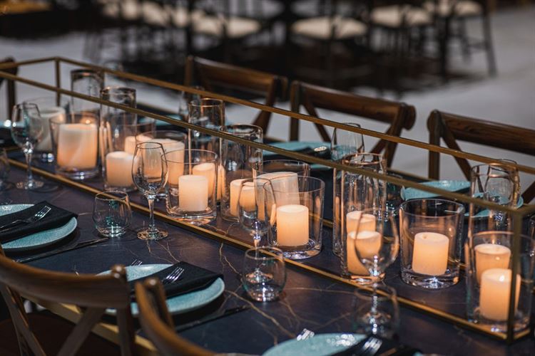 עיצובי השולחנות הטרנדיים ביותר לשנת 2022 (צילום עידן כנפי)