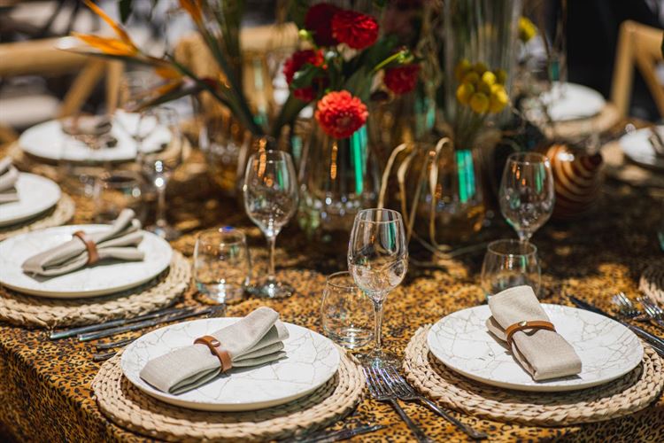 עיצובי השולחנות הטרנדיים ביותר לשנת 2022 (צילום עידן כנפי)