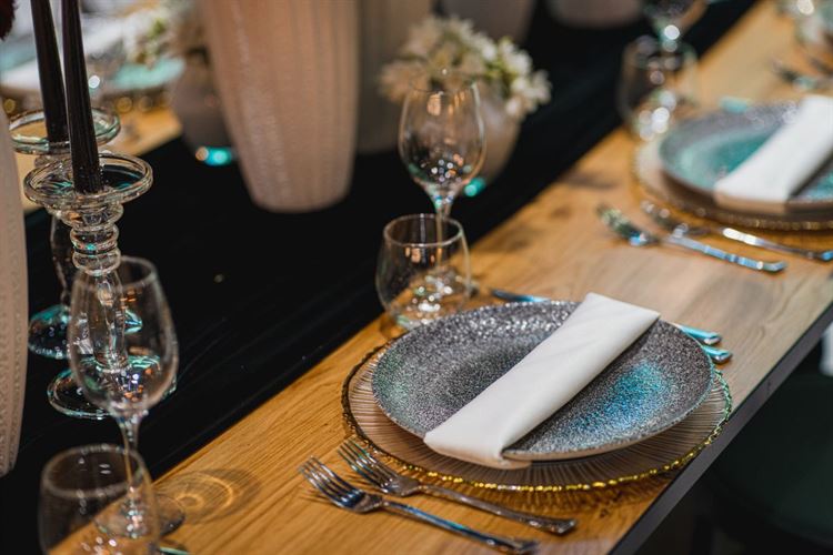 עיצובי השולחנות הטרנדיים ביותר לשנת 2022 (צילום עידן כנפי)