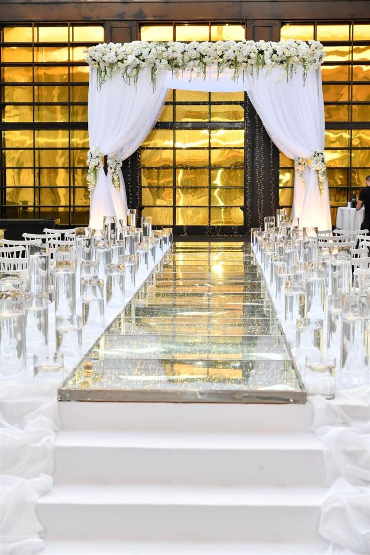 חופה עם פרחים ושביל לדים (צילום: רד קאמרה)