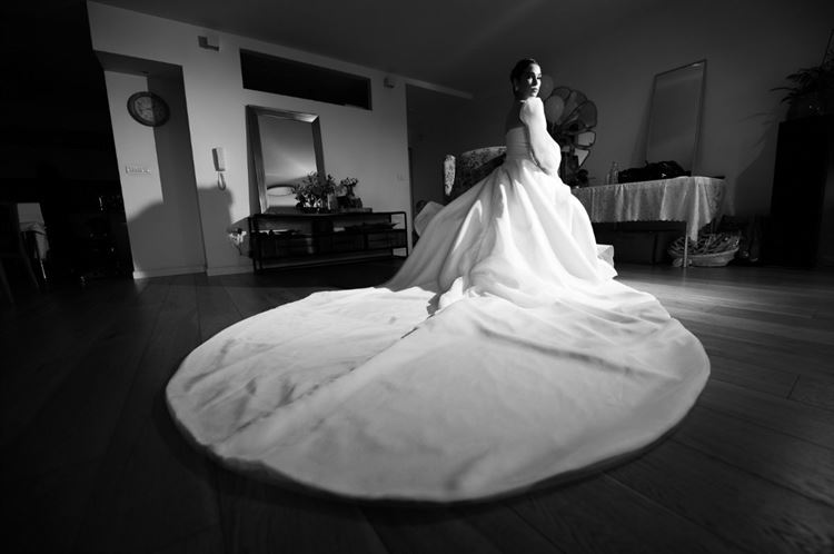 ענבל בשמלת הכלה. מוכנה לערב שלה (צילום: אלעד סאסי)