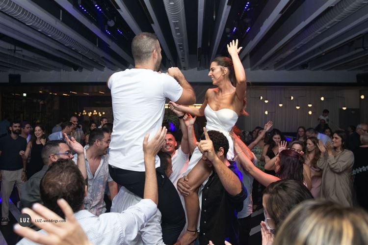 הזוג הנשוי הטרי על הרחבה (צילום: לוז | LUZ)