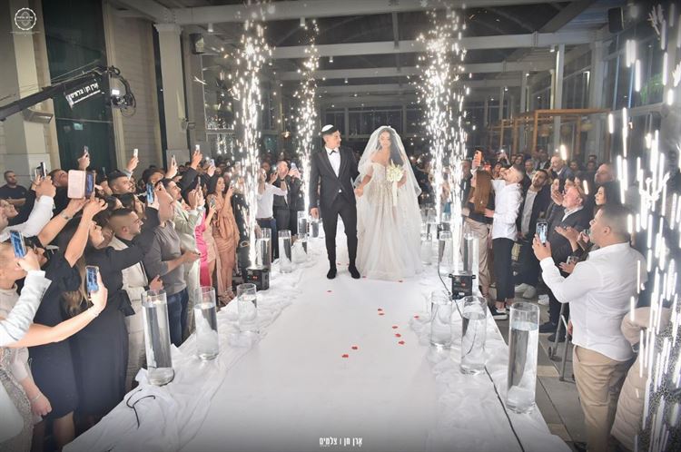 מתחת לחופה באולמי עדיה ביבנה (צילום: אֶרן חן | צלמים)