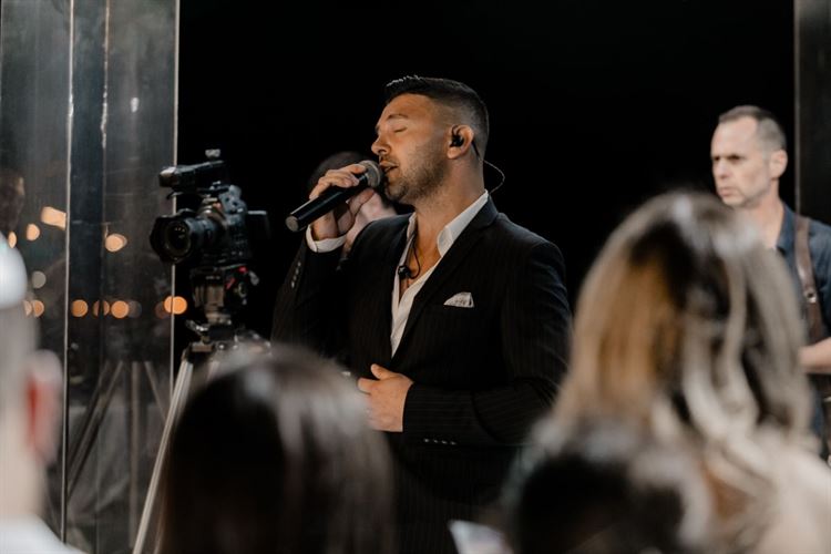 הראל מויאל מכניס את הזוג לחופה (צילום: רן ברגמן)