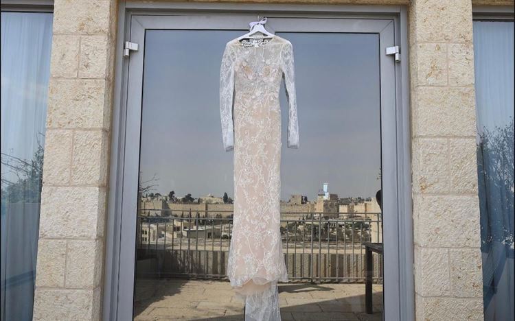 שמלת הכלה מבית ליז מרטינז (צילום: פיני קריספל)