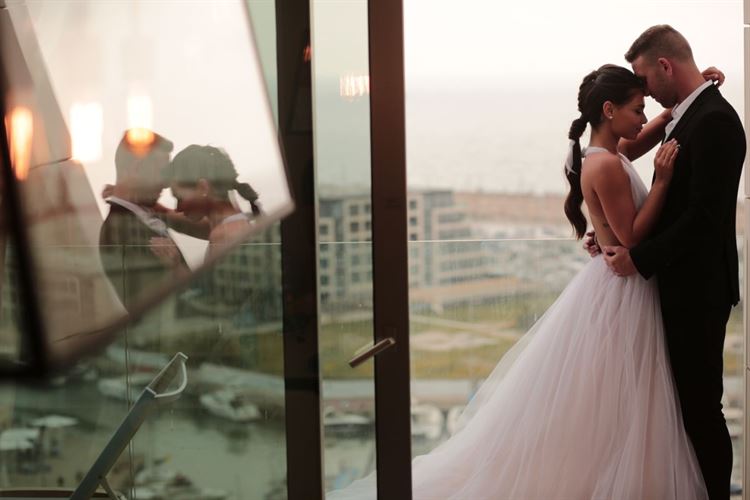 הדייט השני היה על הגג, ליד דודי השמש. שקד ועדן שרם (צילום: טל אקוקה)