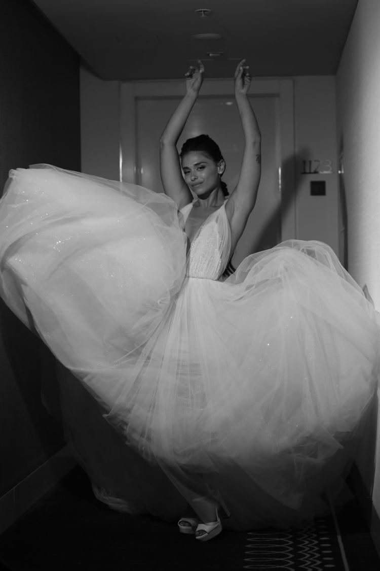 שקד בשמלת כלה של דניאלה חג'ג' (צילום: טל אקוקה)