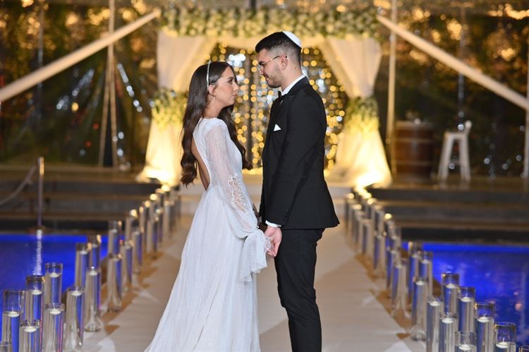 מעצבת שמלות הכלה שלומית אזרד פתרה ליובל את הדילמה (צילום: שחר טל)