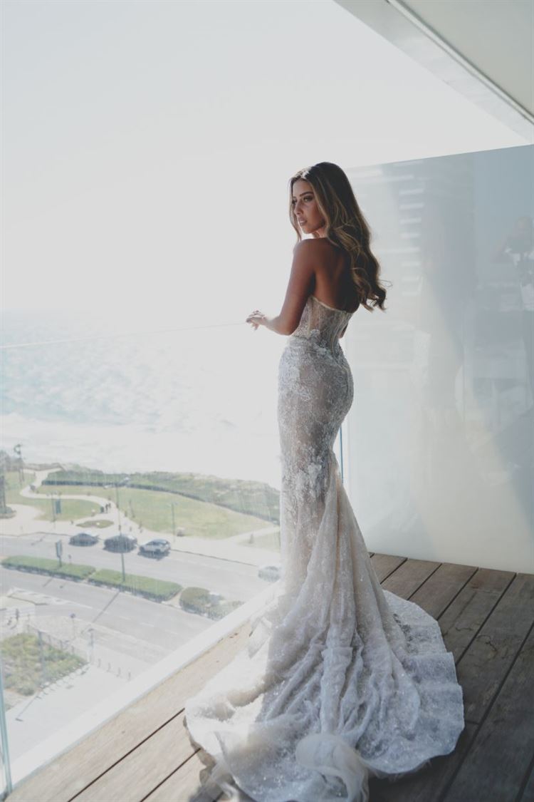 בר בשמלת כלה של המעצבת ברטה (צילום: רון קובי)