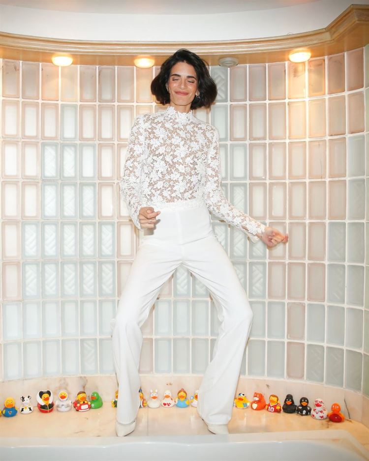 נורית בחליפה מאת המעצבות מירה וליהי צבילינגר (צילום: גיל חיון)