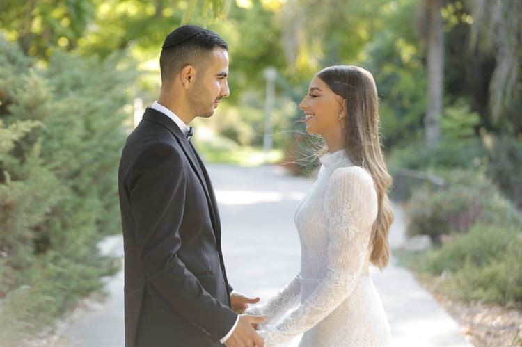 הוא עזר לה לתדל ועל הדרך ביקש את המספר שלה (צילום: גל הפקות)