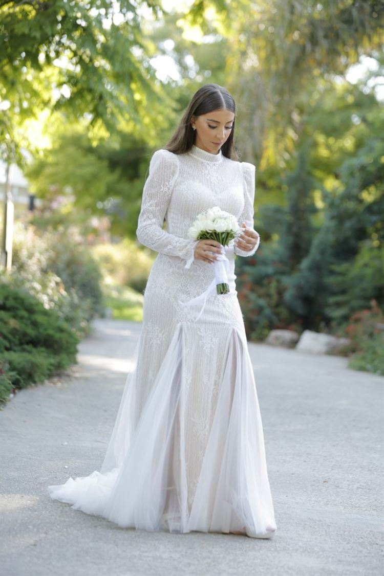 חנית בשמלת כלה אלגנטית וצנועה (צילום: גל הפקות)