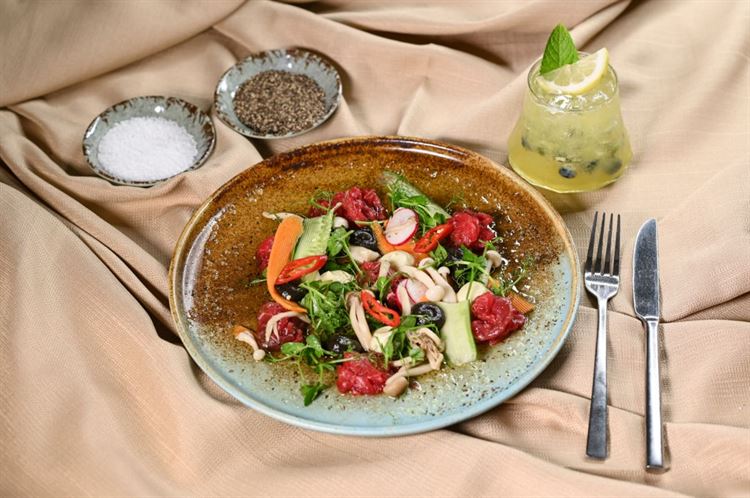 פרוסות בשר עגל לצד סלט רענן, שימאגי, מיקרו אפונה, יין לבן ושמן זית (צילום: וואלה! מזל טוב)