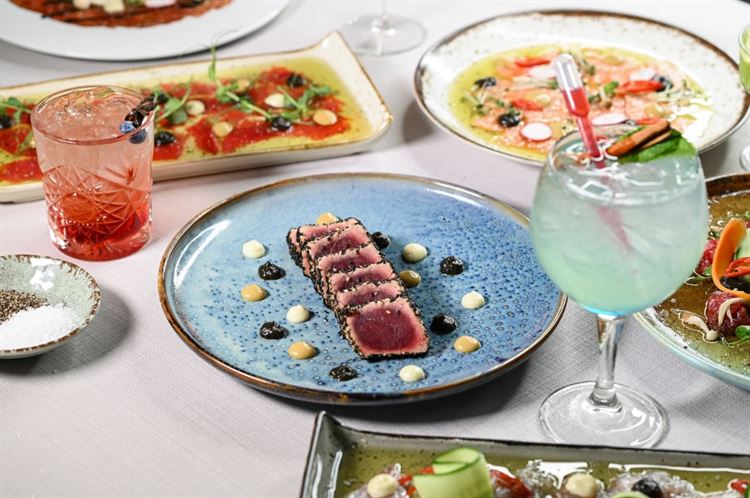 טונה אדומה צרובה על 6 זני שומשום ונגיעות של קרם חציל שרוף, איולי חרדל ואיולי סקורדליה (צילום: וואלה! מזל טוב)