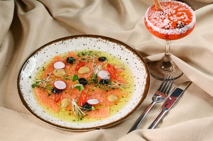 סשימי סלמון מוגש על וינגרט יוזו צנון , קרם חציל שרוף פלפל צילי אדום ומיקרו צנון (צילום: וואלה! מזל טוב)