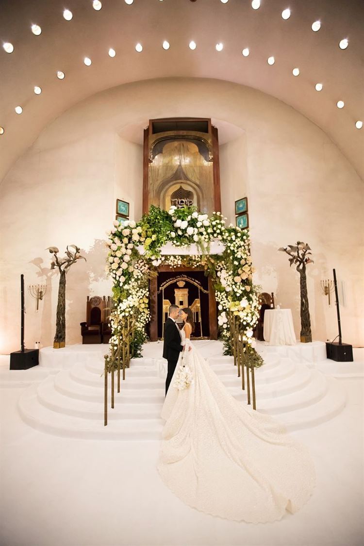 מרגיש כמו חו''ל? לא במקרה. שמלת הכלה הראשונה של ליבר בלילתי (צילום: people photography)