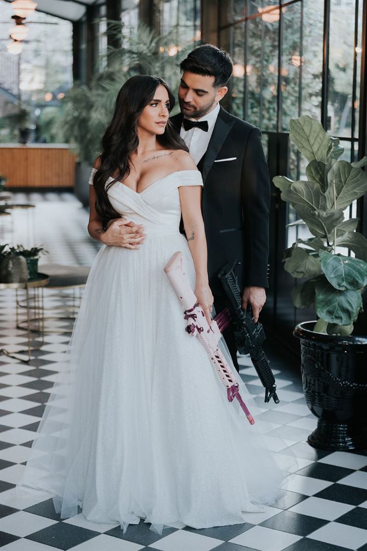 דוגמנית הנשק אורין ג'ולי (צילום: שי בוזגלו Your story wedd)