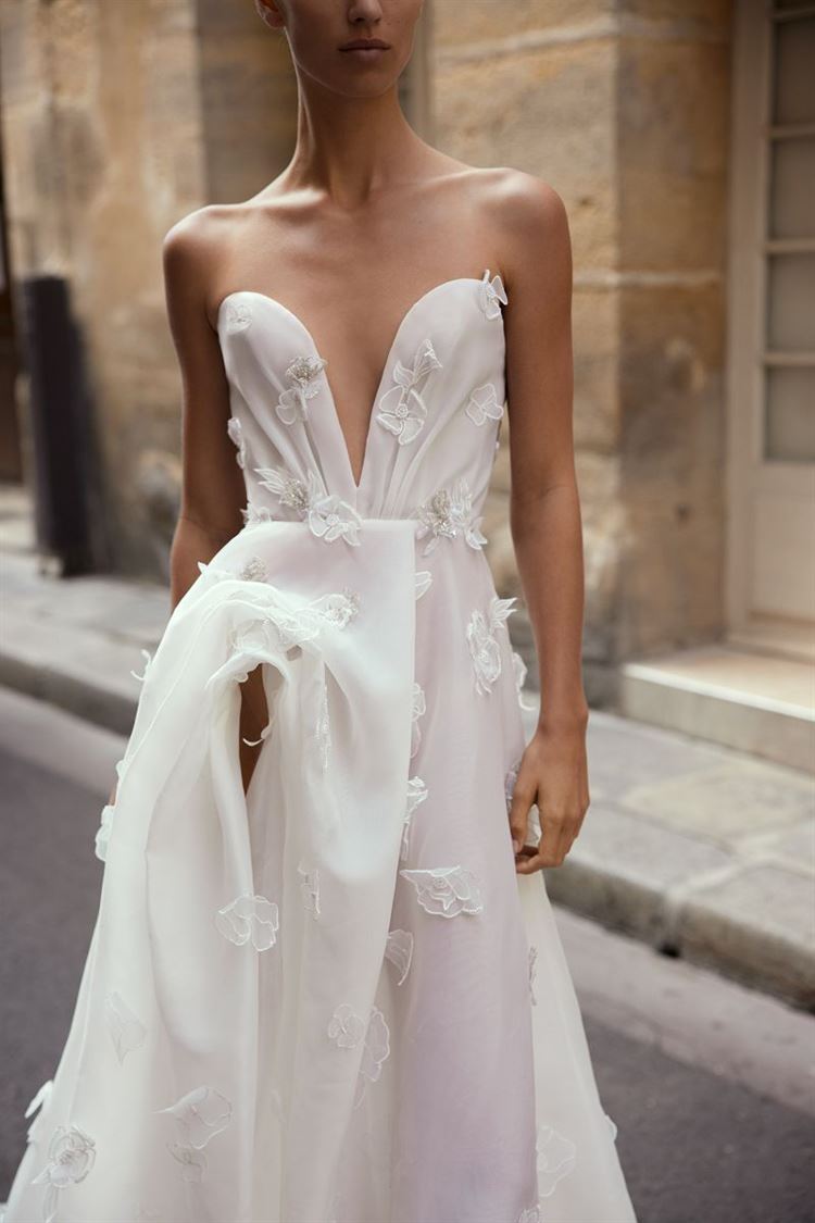 קולקציית 2023 של מעצבת שמלות הכלה ליז מרטינז (צילום: דודי חסון)