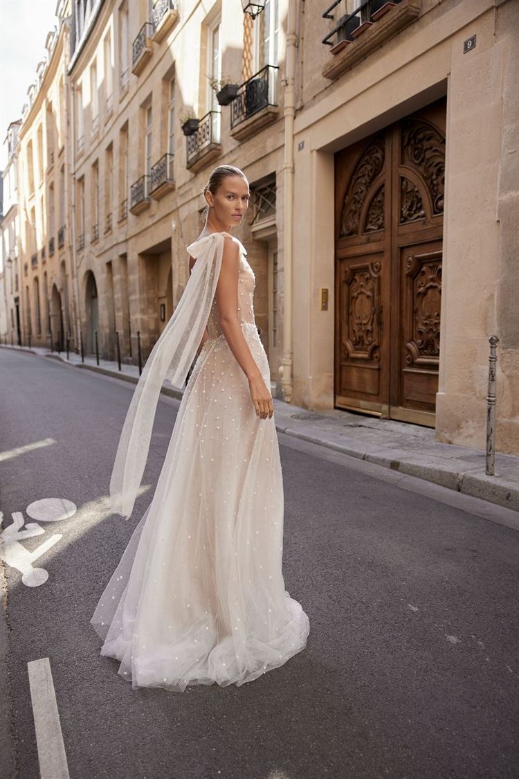 קולקציית 2023 של מעצבת שמלות הכלה ליז מרטינז (צילום: דודי חסון)