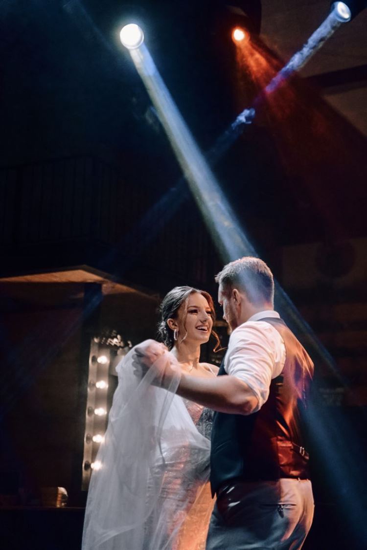 החתונה של ויקטוריה ויבגני (צילום: Yuliya Mazilova)