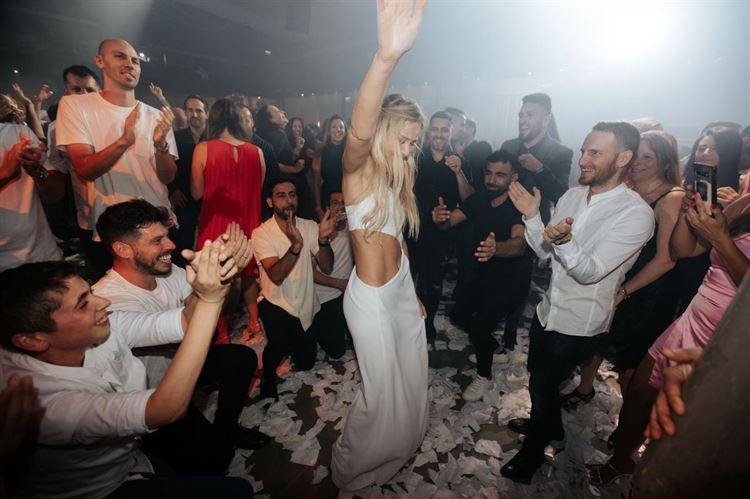 מוניקה ברחבה עם שמלת כלה דניאל אברהם (צילום: איציק בן דוסא)