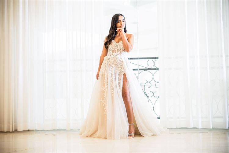 אושר מדגמנת את שמלת הכלה של ברטה (צילום: רד קאמרה)