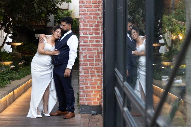 הופיע לדייט הראשון עם יין וגבינות. עידו וכרמית (צילום: ארז חרודי)