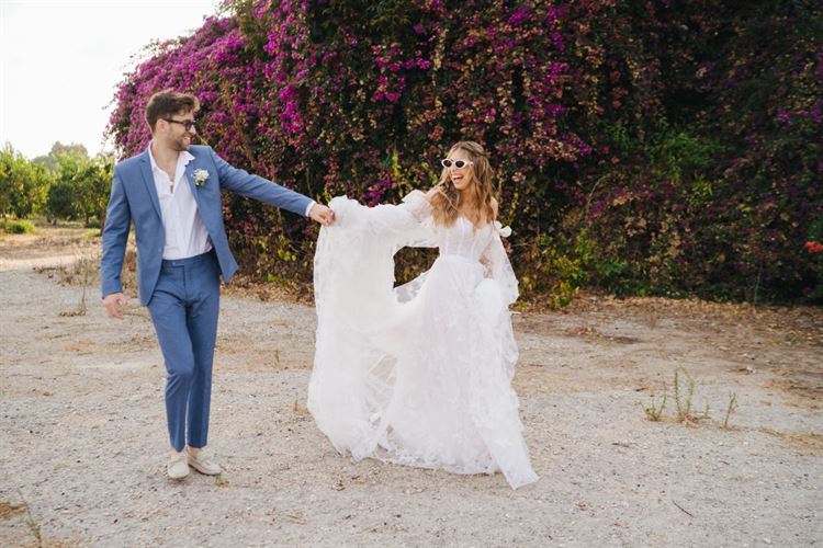 אביב ושחר גולדפרב מאושרים ביום חתונתם (צילום: Sam Studio)