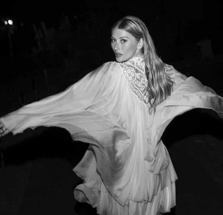 קטיה בשמלה של המעצב ויוי בלאיש (צילום: LIGHT HOUSE PHOTOGRAPHY)