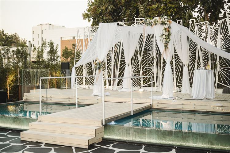 החופה על המים בהרמוזו. החתונה של רון והדר (צילום: רועי חרזי)