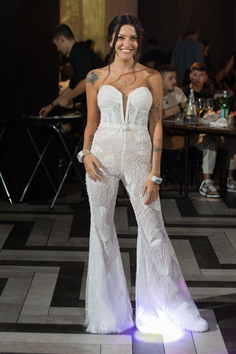 יאסס, חן שמגר באוברול כלה של המעצבת גלית רוביניק (צילום: רפי ג'ירו)