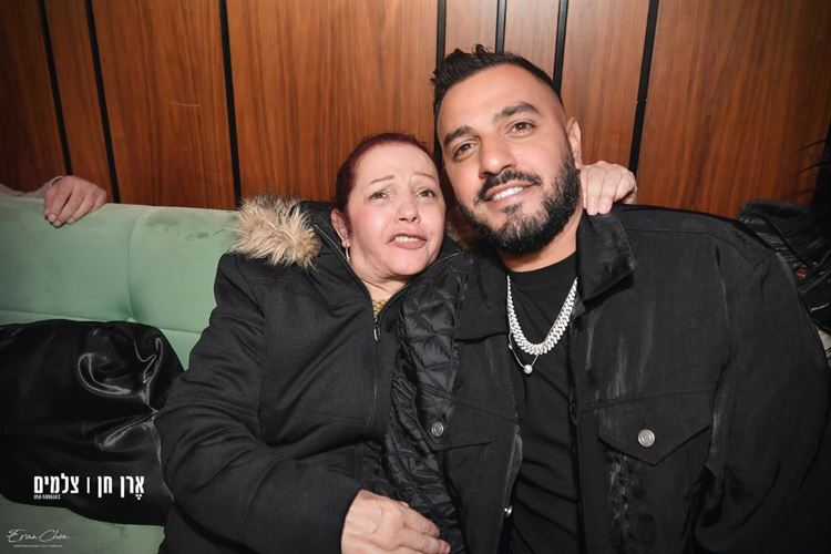 איתי לוי ואמו, מסיבת ההפתעה של איתי לוי (צילום: ארן חן)